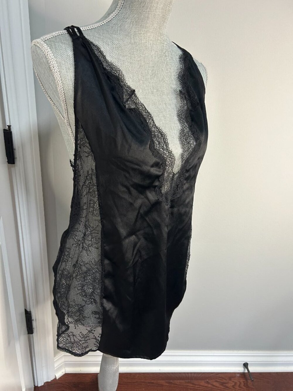 Victoria's Secret Black Silky Chamise w Lace Detail NWOT Size M - Picture 3 of 3